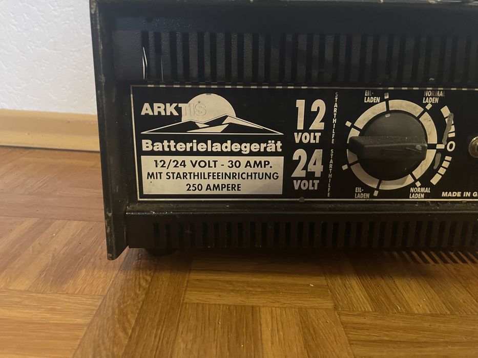 Зарядно за акумолатор Arktis