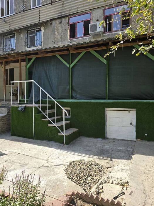 Продам 2х комнотную квартиру на 1-вом этаже с подвалом и трассой.