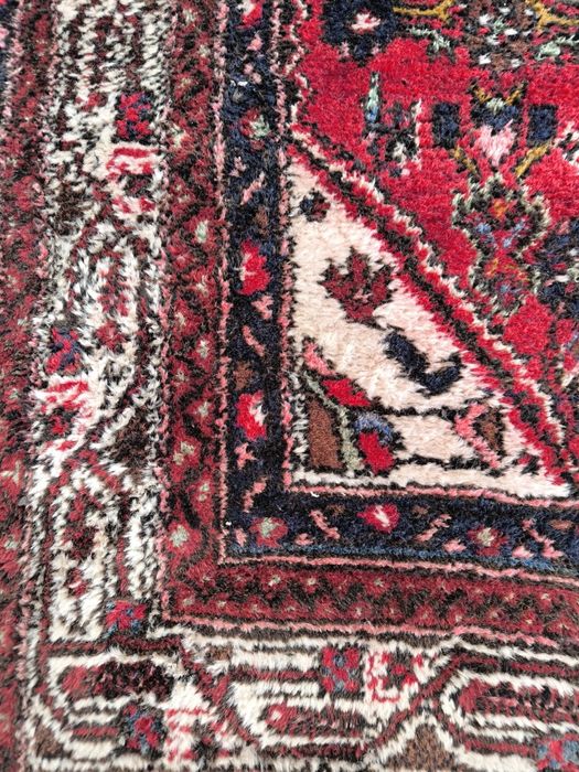 Елегантен ръчно плетен ориенталски килим