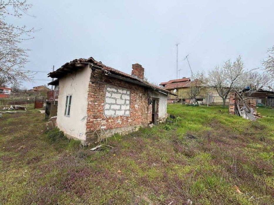 Продавам имот със сграда,гараж и парцел в с.Червена вода област Русе