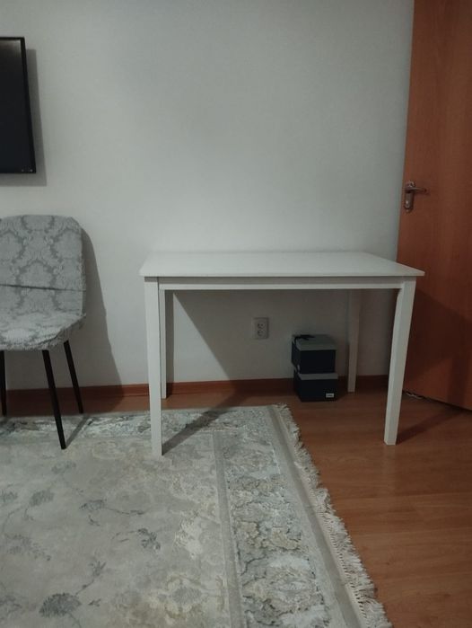 Кровать  односпалка,  стол кухонный