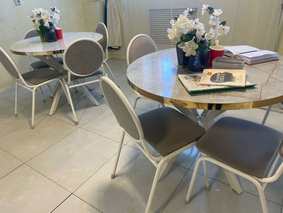 Стол с стулями.