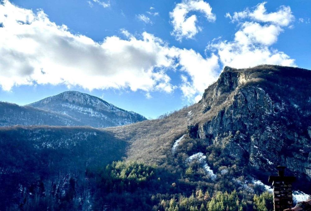 с. Гложене общ.Тетевен обл. Ловеч - къщи с двор