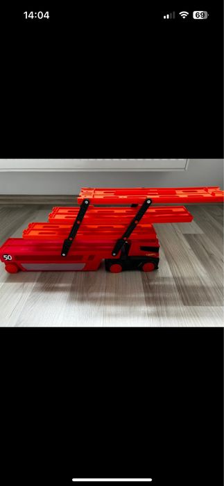 Camion transportator de masinute