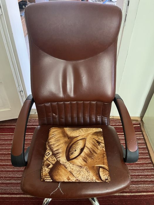 Scaun de birou ergonomic, piele, stare bună