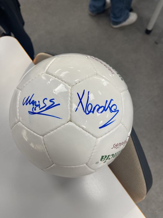 Minge de fotbal semnata de Xbraker si Marius