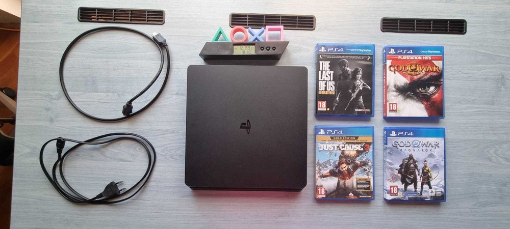Consola PS4 Slim 500GB + 4 Jocuri (GoW Ragnarok, TLoU, GoW3, JC3) + Lampă/Ceas PlayStation