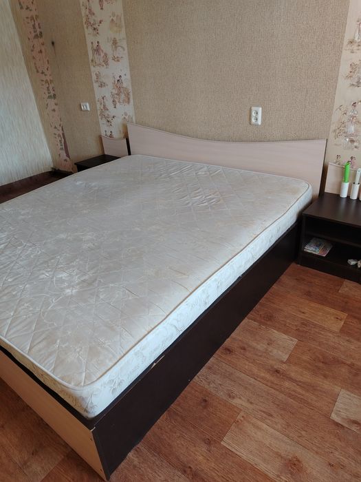 Продам срочно кровать с тумбами