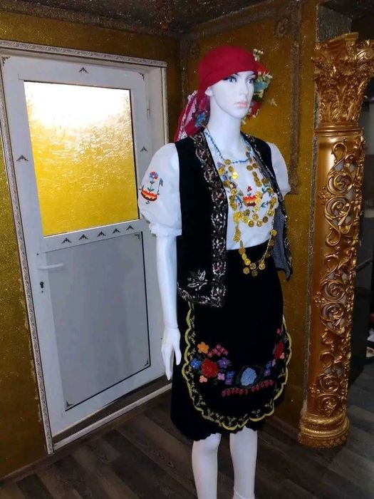 Автентична кадифена носия