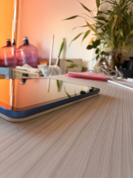 Ipad generatia a 10-a 64 GB + tastatura originala appel