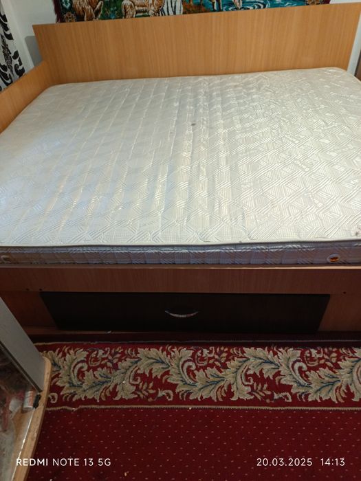 pat cu ladă și saltea