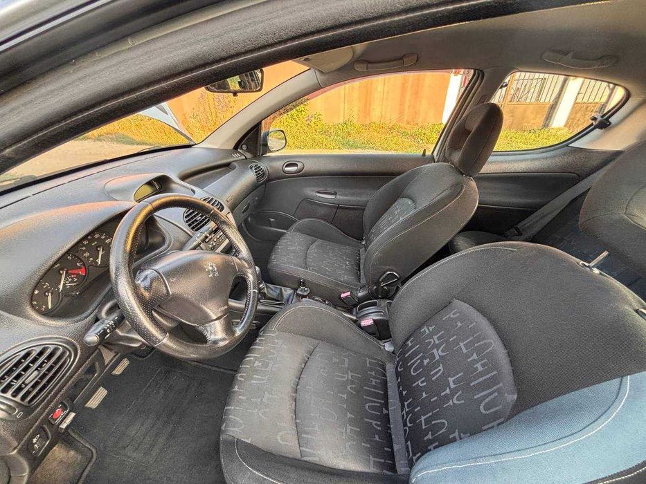 Напълно обслужен автомобил Peugeot 206 с газов инжекцион