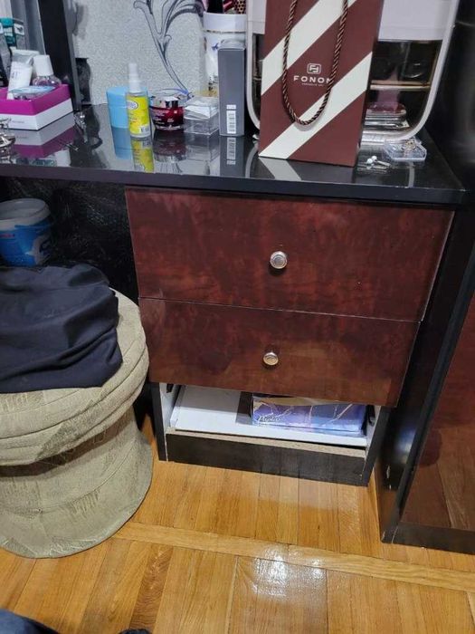 Свою итальянскую спальню ( кровать,шкаф,трюмо,тумбы,матрас).Срочно б\у