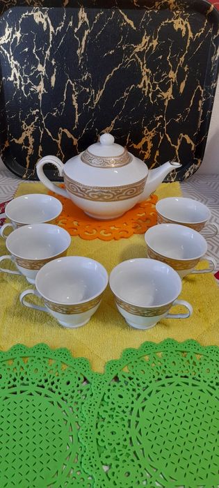 Продам чайник,тарелки разные