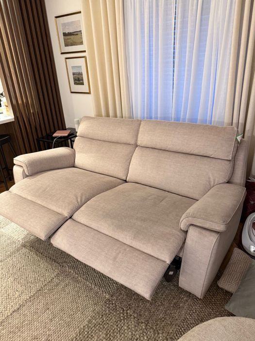 Canapea cu recliner.