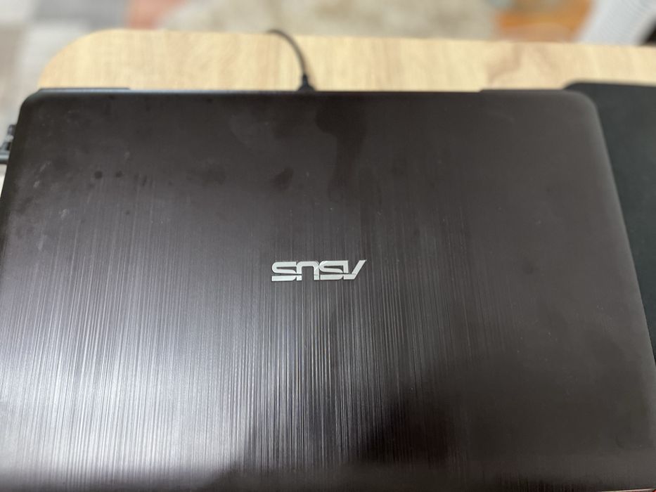 Vând laptop Asus cu CD-ul original  pentru drive utilixat pitin