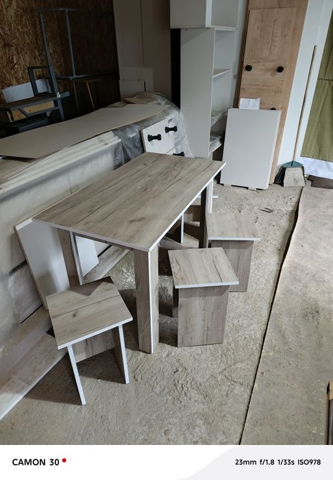 Продам новые стол и табуретки