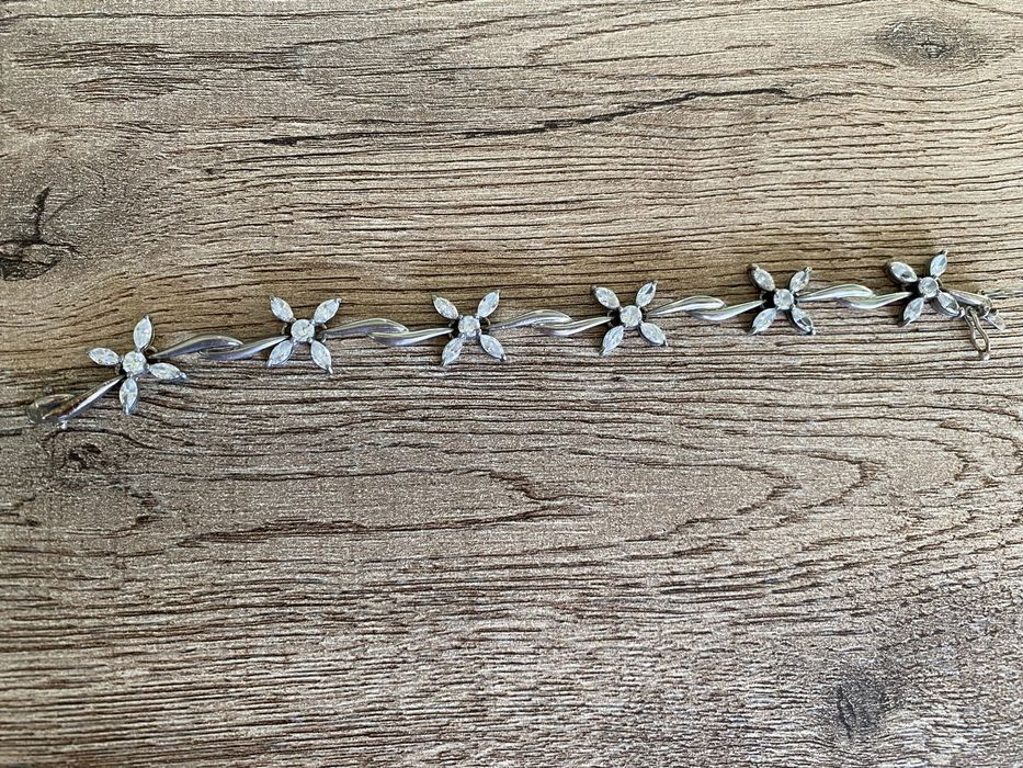 Сребърна гривна с цирконий