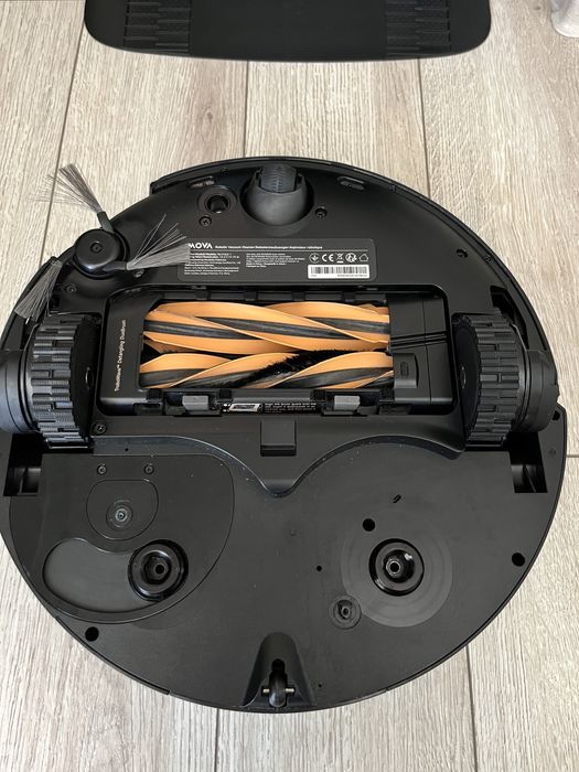 Продавам прахосмукачка робот MOVA V50 ultra complete