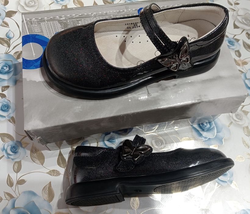 Продам туфли на девочку р. 30