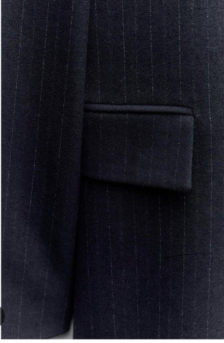 Vand pardesiu nou, Zara , S, bleumarin cu dungi  subtiri albe.