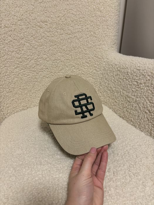 Бежова шапка с козирка