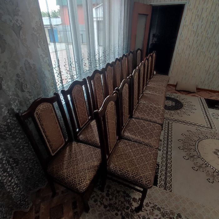 Стол и стулья для гостинной