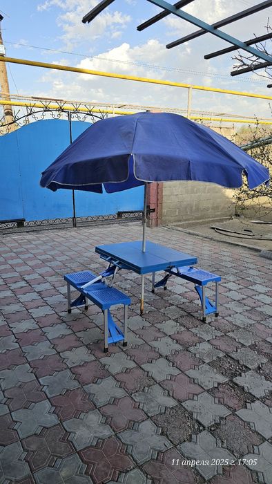 Столик складной со встроенными  сиденьями.