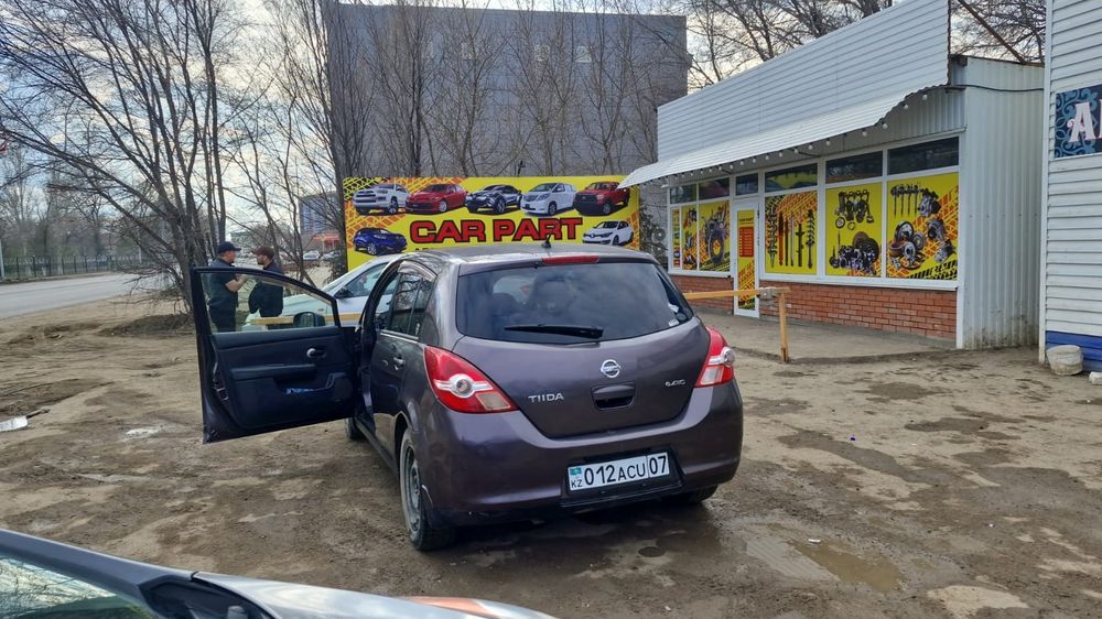 Продам машину ниссан тиида