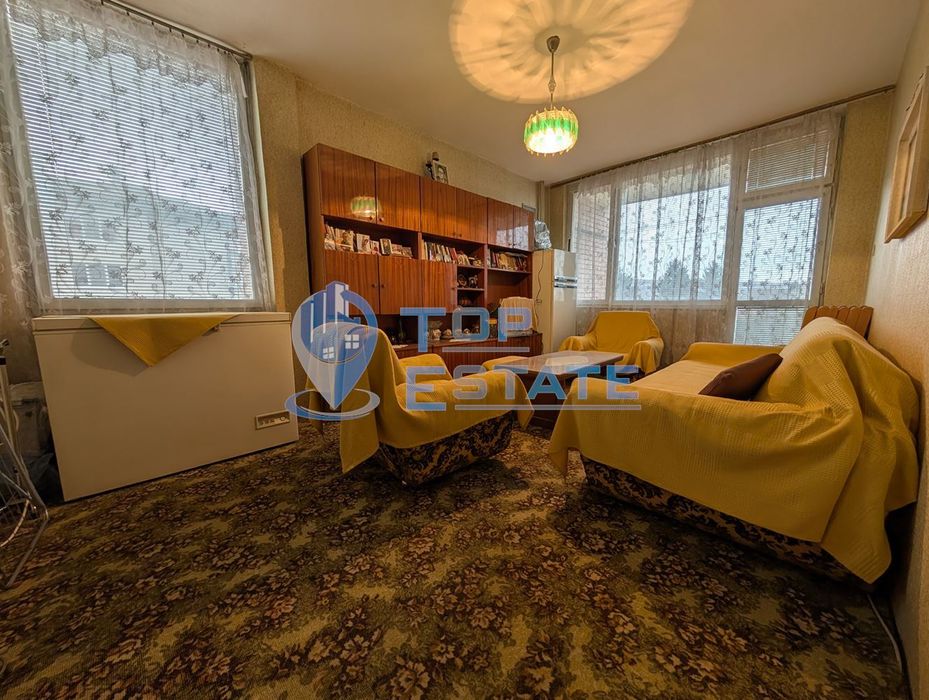 Тристаен тухлен апартамент в центъра на град Стражица