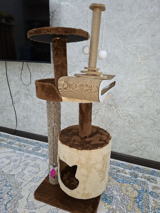 Срочно продаю 2 когтеточки и один домик для кошечек .