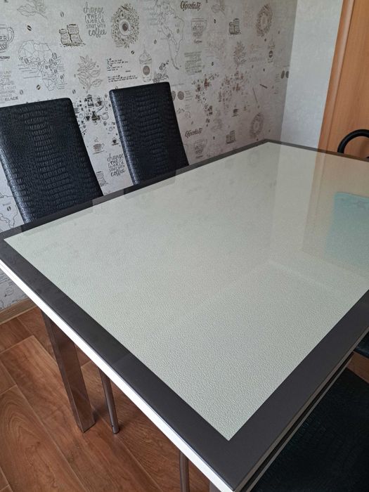 Продам кухонный стол+4 стула
