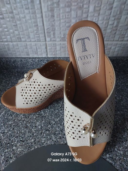 Босоножки новые продам