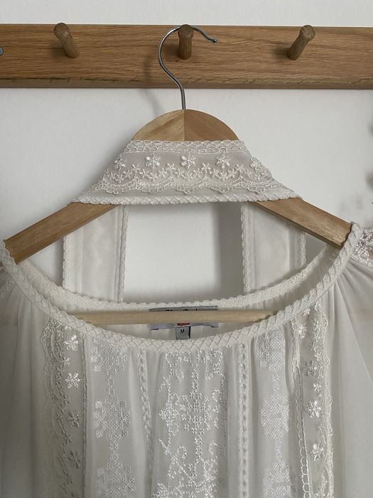 Rochie de mireasa cu broderie traditionala