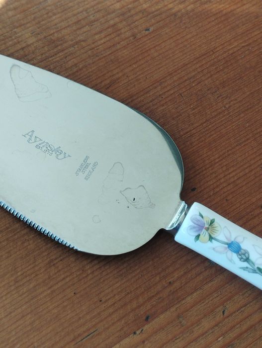 Aynsley Wild Tudor
За сервиране на сладки и солени печива.