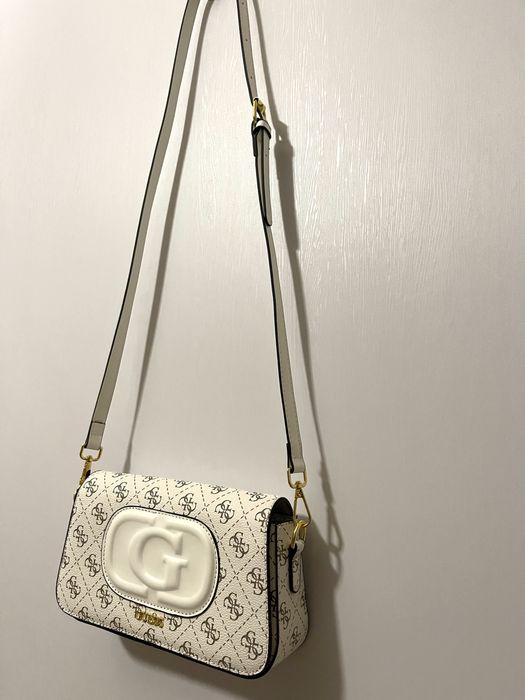 **НОВИ** Чанти Guess в 2 различни цвята с регулируеми дръжки