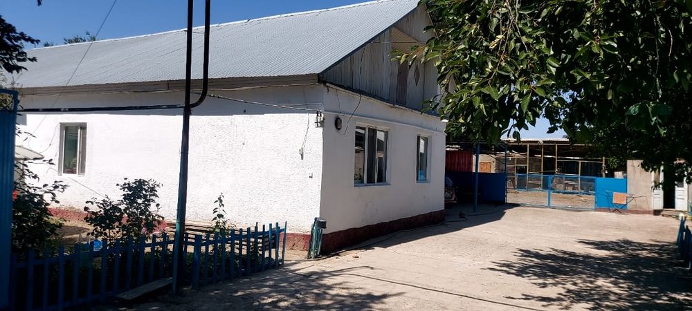 Продается дом с постройками