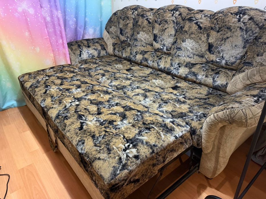 Продам диван в отличном состояний !