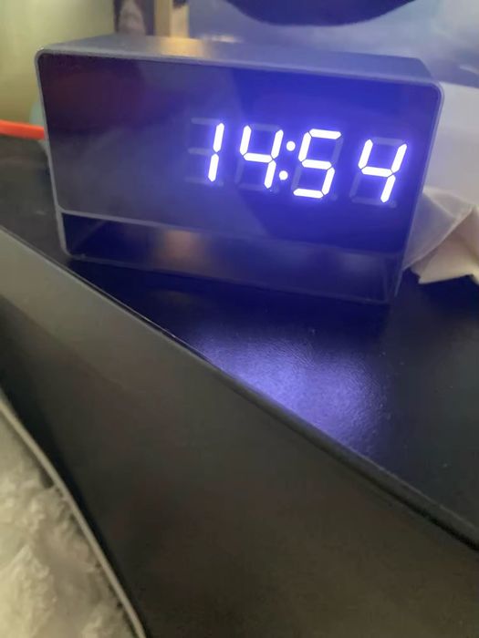 Ceas de birou cu cameră spion