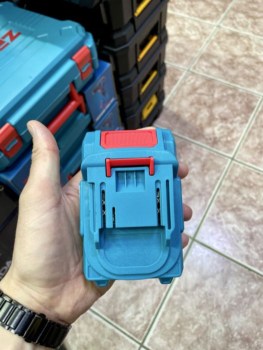 Шуруповерт с 3 аккумуляторами