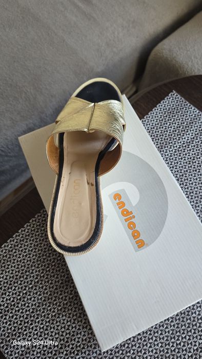 Златисти чехли на платформа