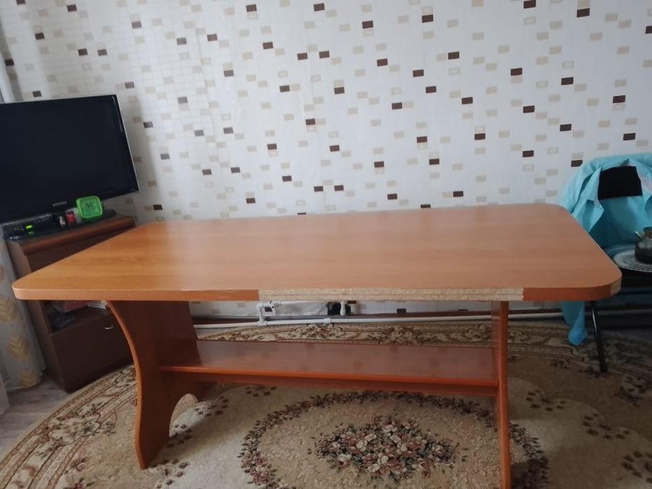 Продаем стол коричневого цвета