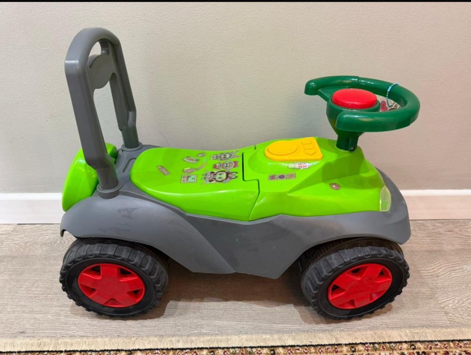 Продам машинку детскую