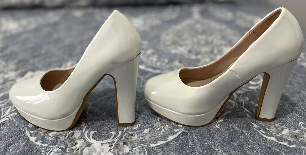 Продам белые Туфли