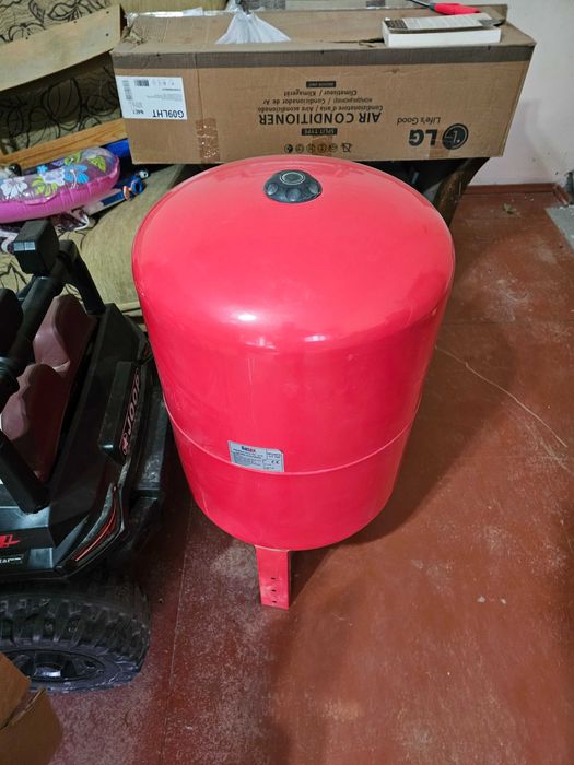 Продам расширительный бак