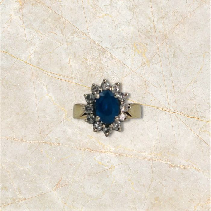 Луксозен златен пръстен 14К със сапфир и диаманти