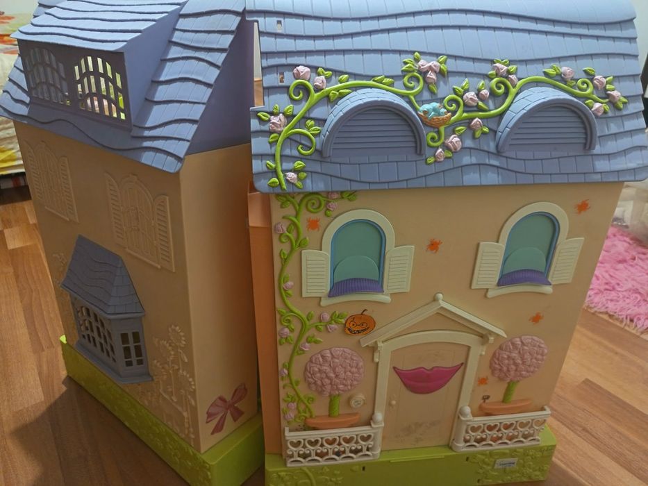 Casă de păpuși interactivă și vorbitoare Mrs. Goodbee (Learning Curve) – Funcțională