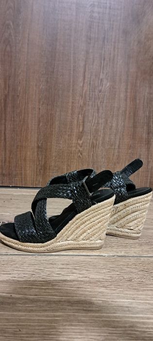 Vând sandale negre