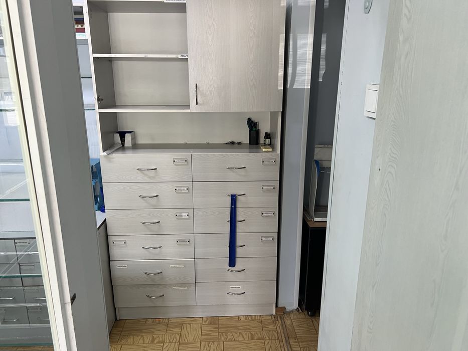 Продам шкафы и полки из аптеки