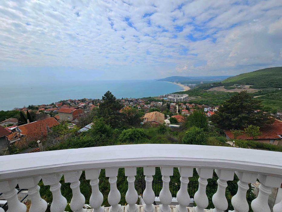 Луксозна триетажна къща с басейн, сауна и гараж в гр. Балчик